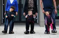 کودکان معلول می توانند با پدر و مادر خود راه بروند