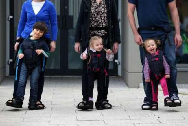 کودکان معلول می توانند با پدر و مادر خود راه بروند