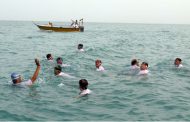 شناگران جانباز و معلول در آبهای نیلگون خلیج فارس شنا می‌کنند