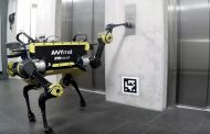 رباتی که به تنهایی سوار آسانسور می شود