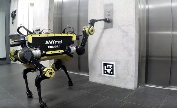 رباتی که به تنهایی سوار آسانسور می شود