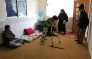 دیدار دوست از دانش‌آموز افغان دارای معلولیت به مناسبت روز دانش‌آموز