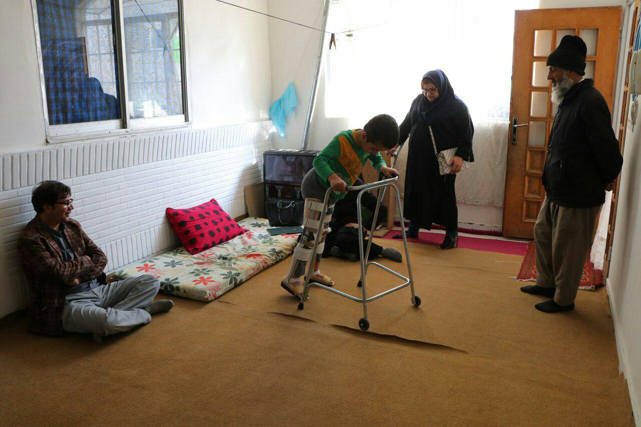 دیدار دوست از دانش‌آموز افغان دارای معلولیت به مناسبت روز دانش‌آموز